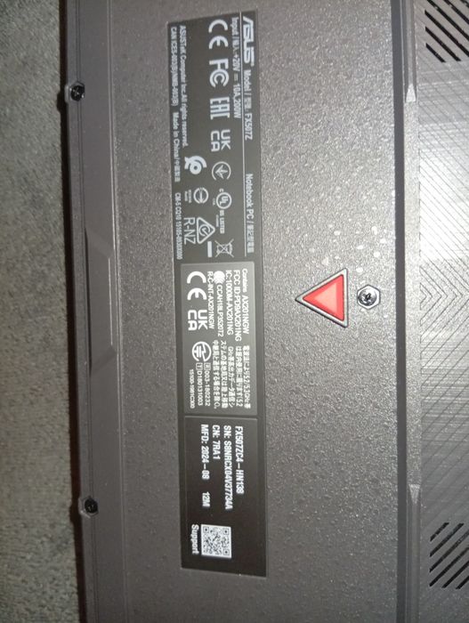 Ноутбук с гарантій 12 месяцев недавно куплен