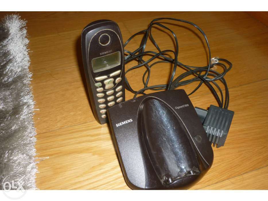Rádios despertador e telefone sem fios.
