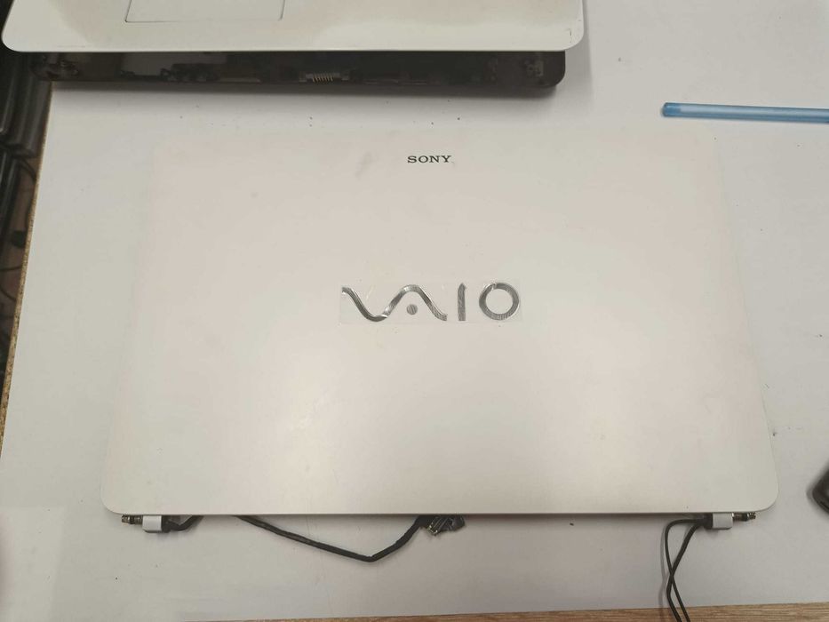 Klapka matrycy do Sony Vaio SVF 1521F2EW.