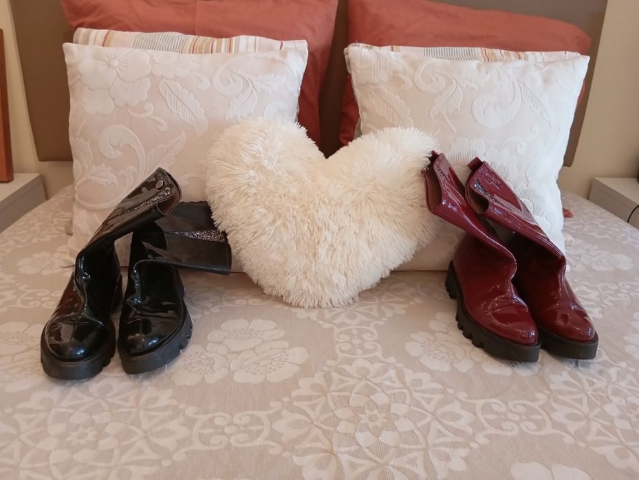 Botas em vinil e pele