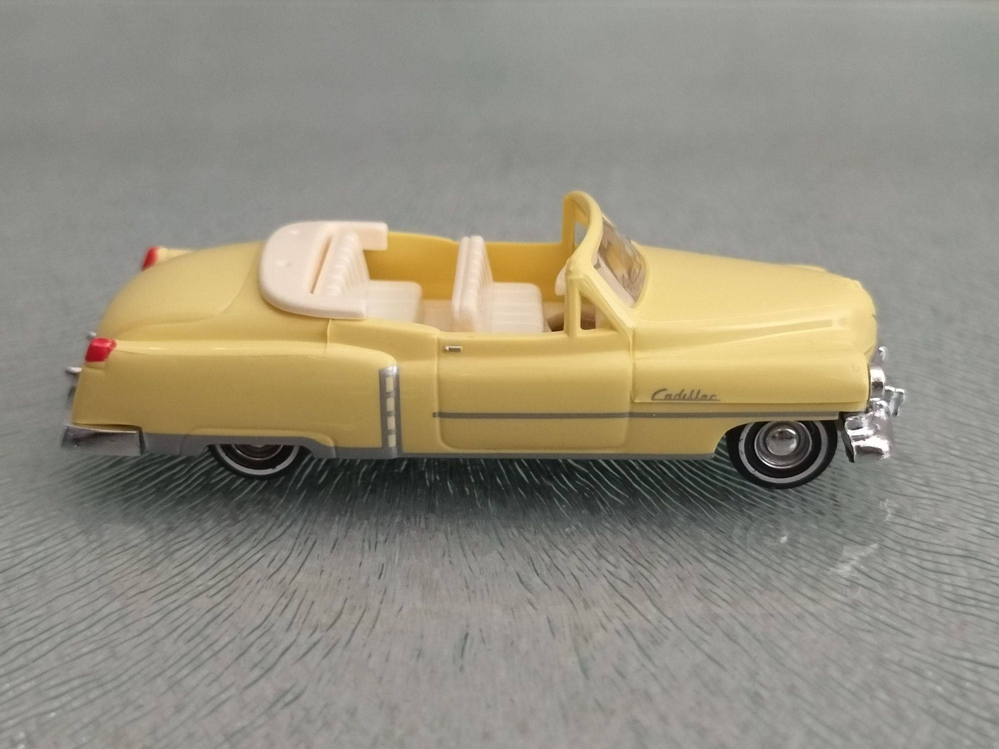 Busch 1/87 Cadillac Cabrio "52" geel Model 43408 Skala 1:87