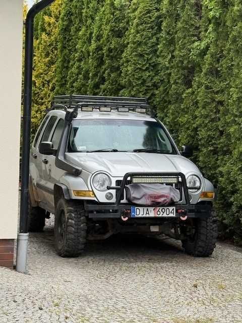 Jeep Cherokee offroad zmota