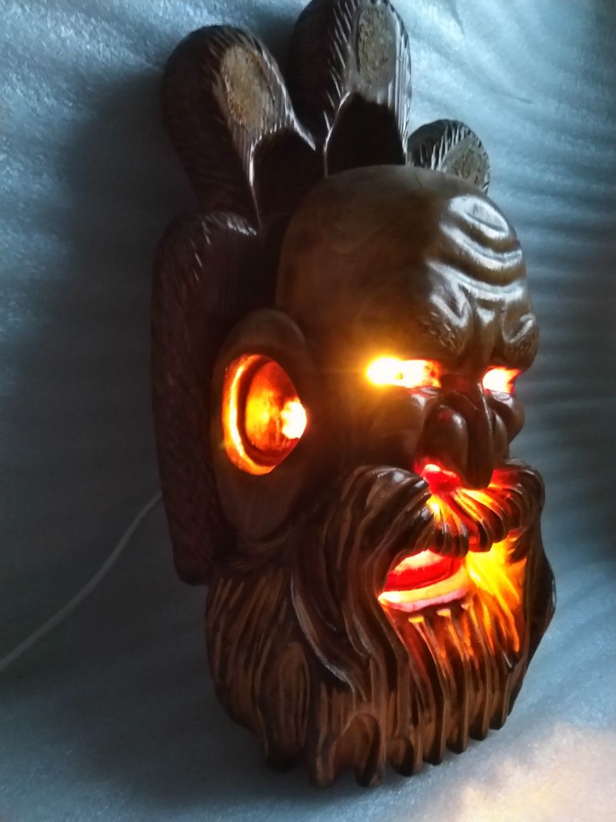 Деревянная маска с подсветкой