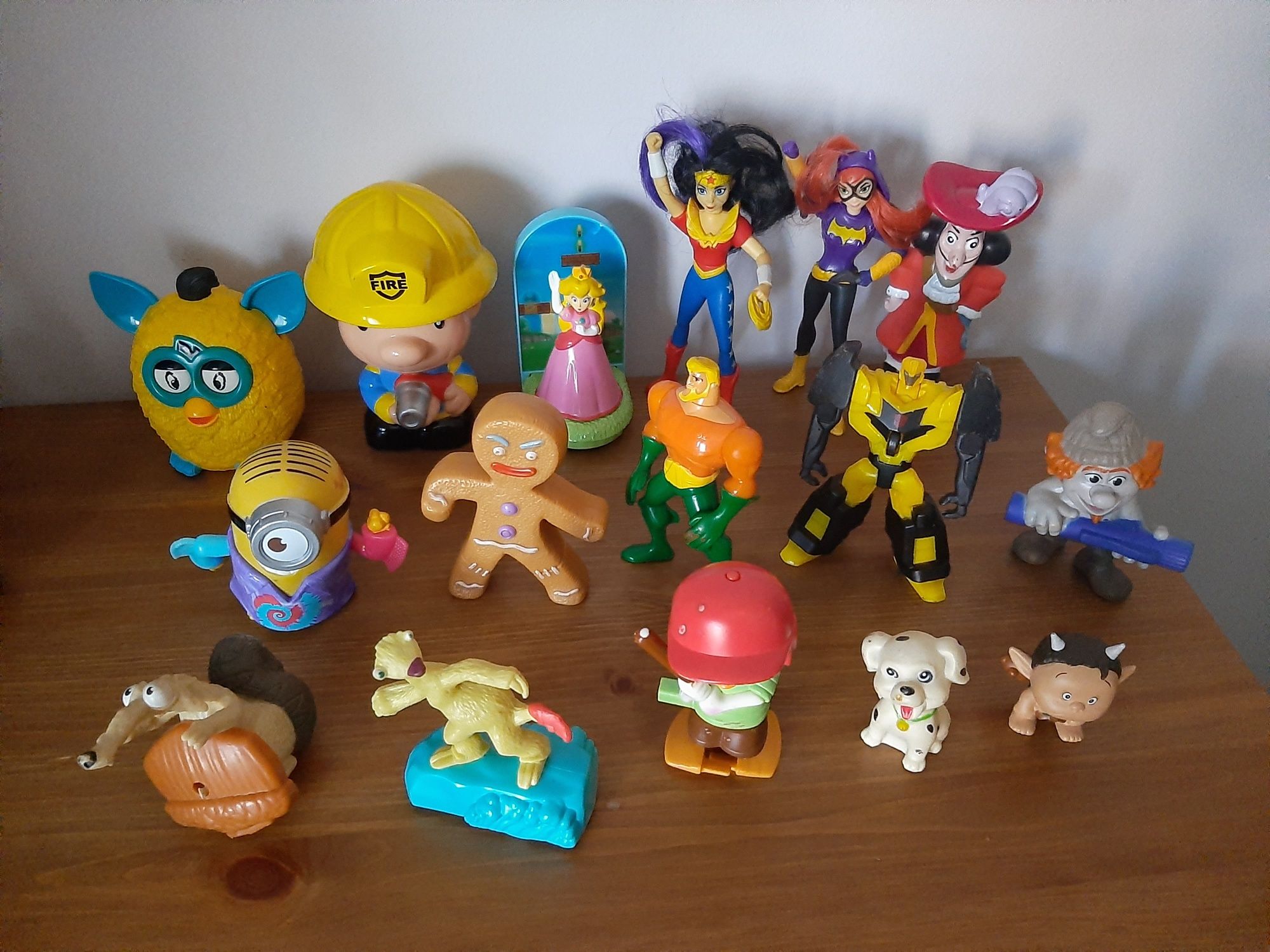 Lote bonecos figuras disney minions Astérix  Nemo DC kitty