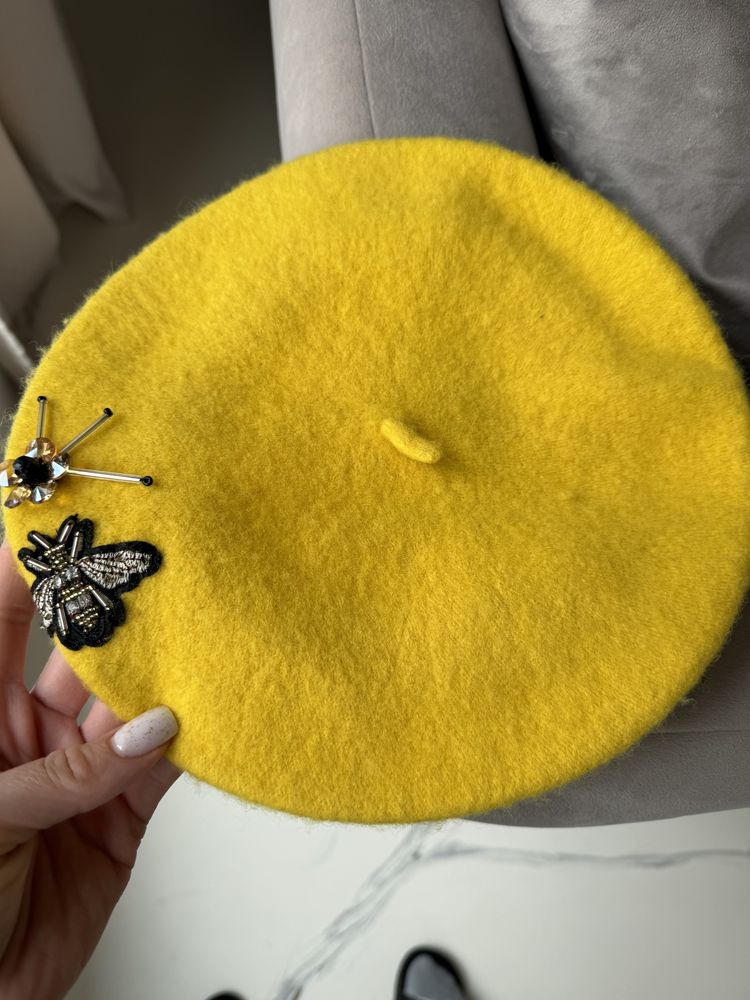 Reserved beret żółty z ozdobami