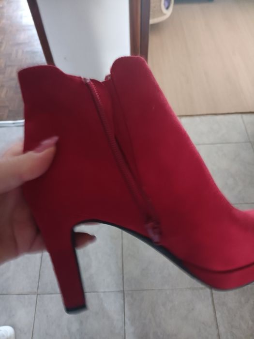 Ténis e botas novos