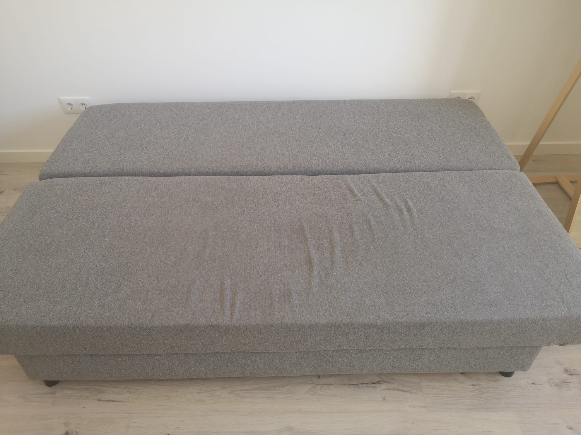 Sofá cama com almofadas