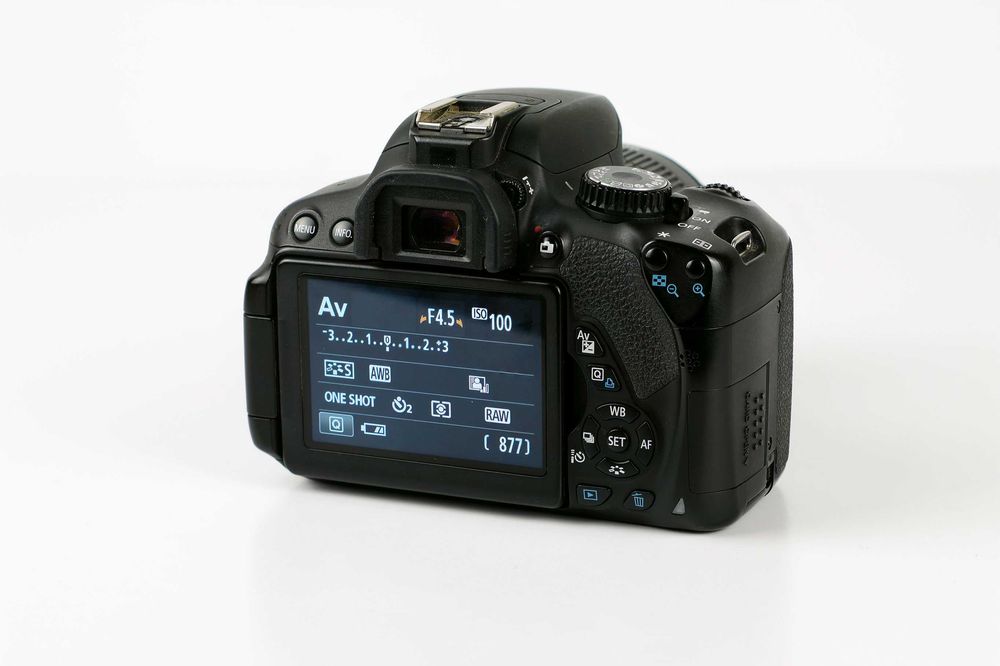 Canon 650D з об'єктивом 18-55 IS II + сумка