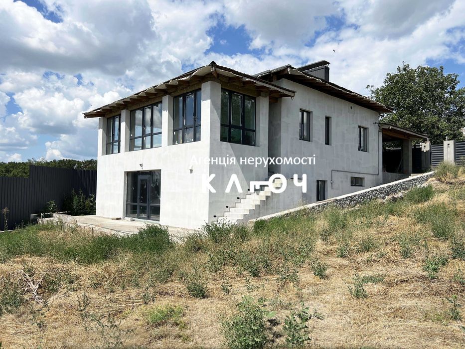 Продам сучасний будинок в мальовничому місці.