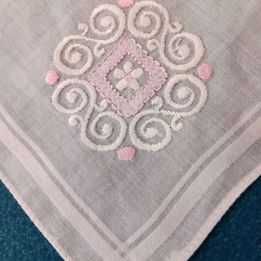 Lenços de mão de senhora, em cambraia rosa