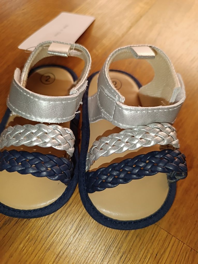 Nowe sandałki dla dziewczynki 20