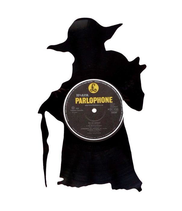 Silhueta decorativa Yoda feita de um disco de vinil LP