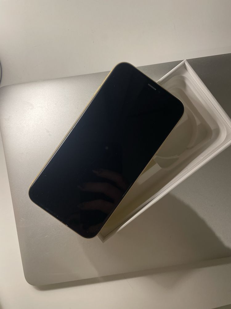 iPhone XR żołty