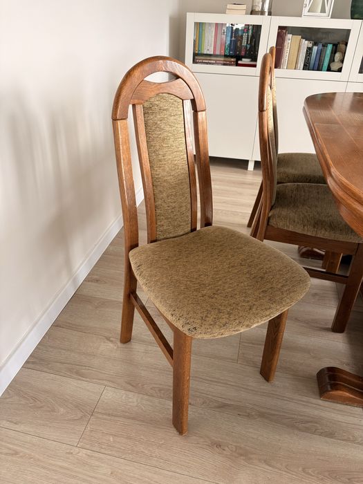 Stół z dębowymi krzeslami