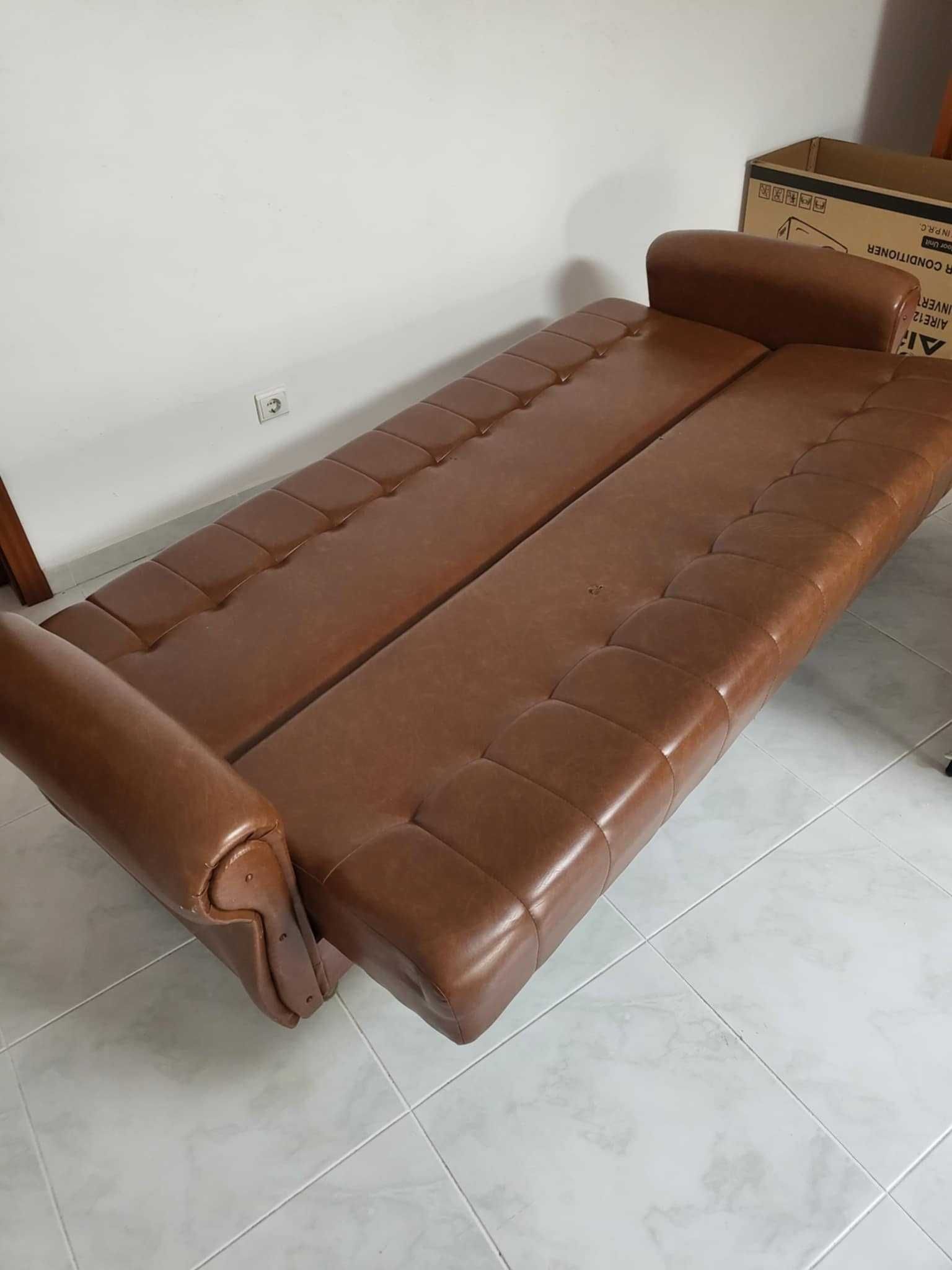 Sofá cama de couro sintético