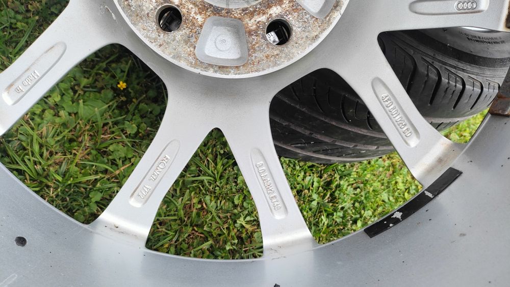 Felgi aluminiowe Audi R18 z oponami letnimi