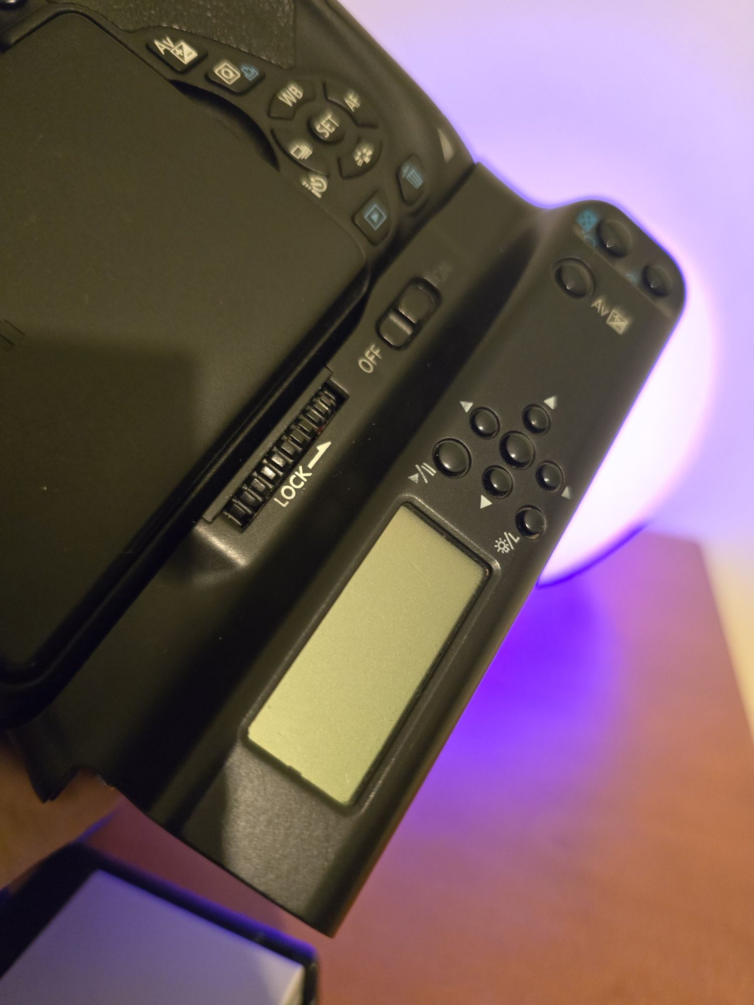 Canon EOS 700D + Lente 18-135mm + Grip + 3 baterias