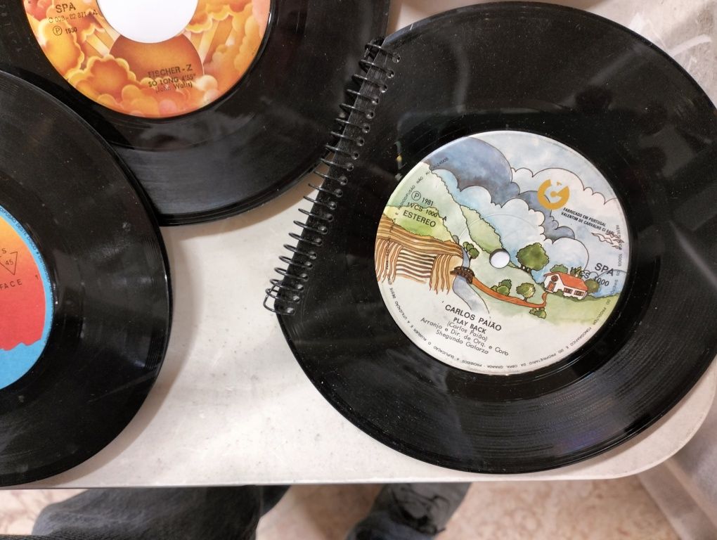 Cadernos feitos com discos de vinil single