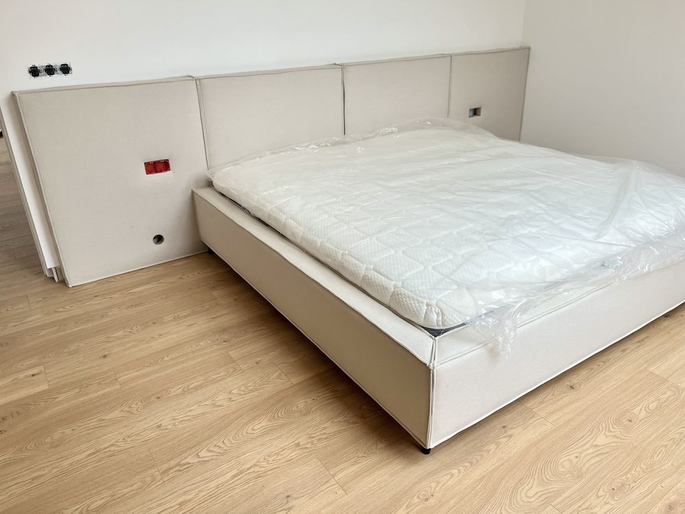 Łóżko 200x200 tapicerowane z szerokim wezgłowiem, szew francuski, beż