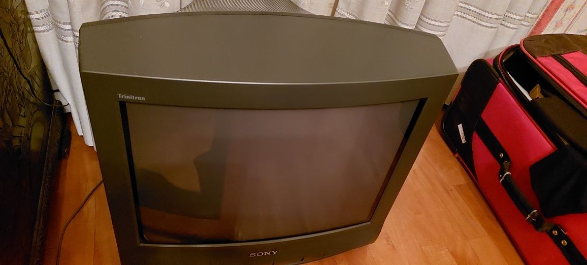Vendo Tv Sony tamanho médio antiga com comando
