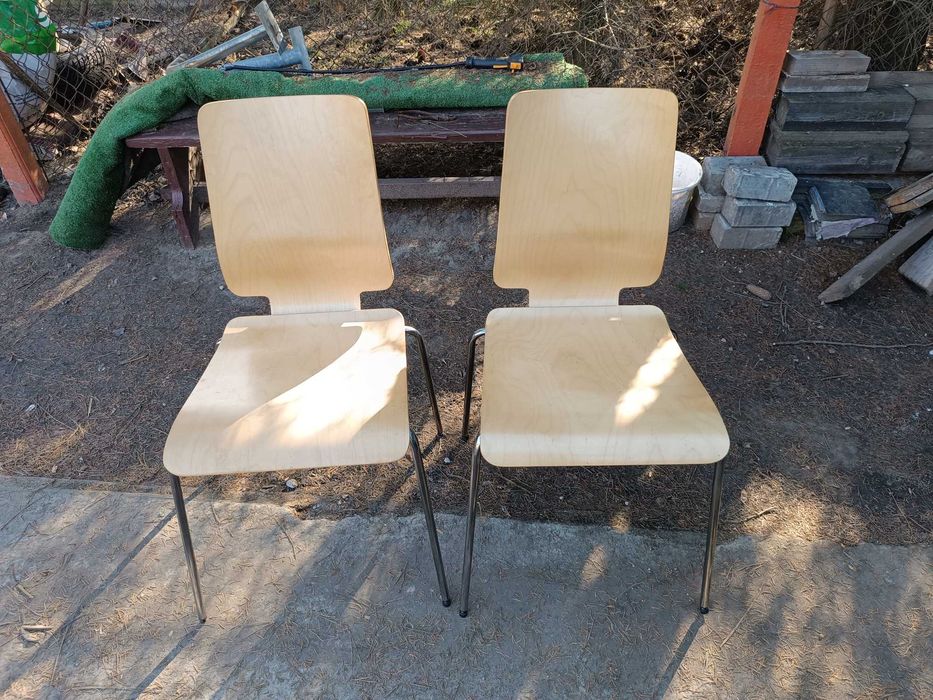 Dwa krzesła na metalowych nogach
