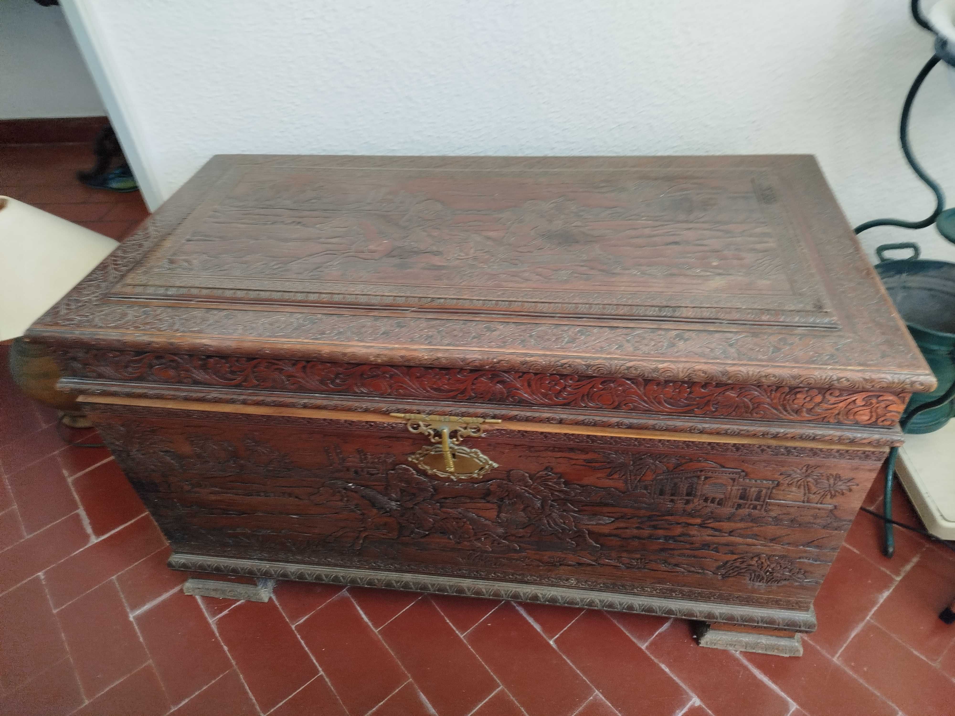 Arca de madeira antiga