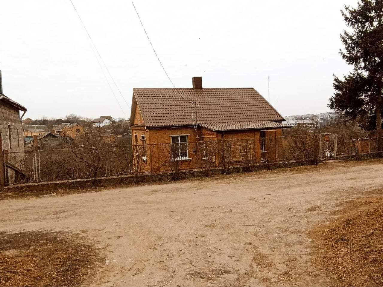 Продаж затишного будинку недалеко від центру міста.