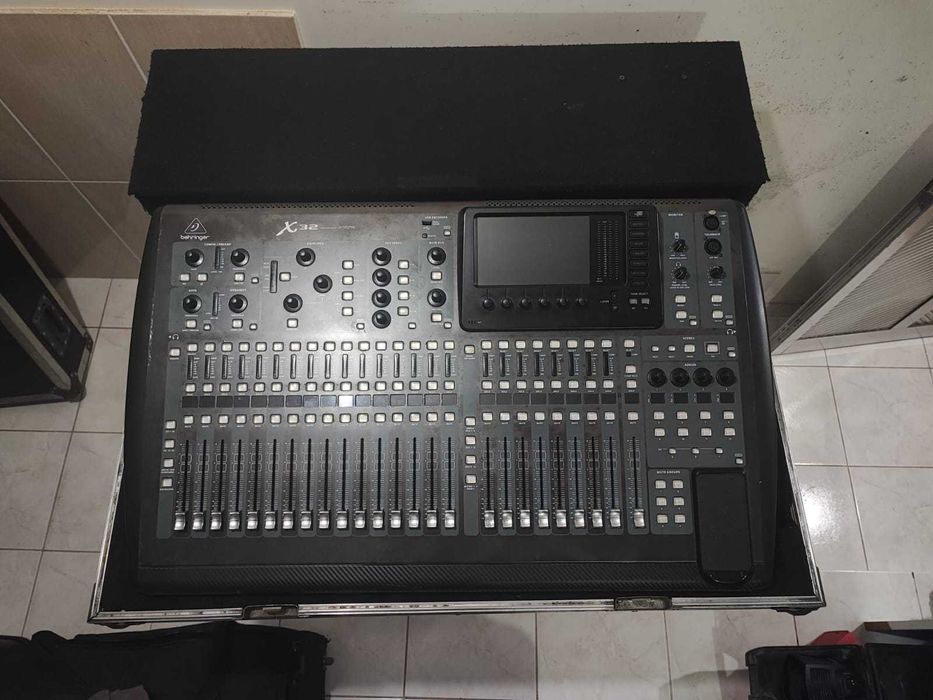 Mesa de mistura Behringer X32 C/Case