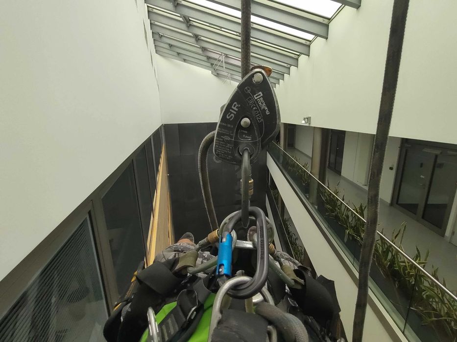 Prace na wysokości, czyszczenie rynien, uszczelnienie przecieków dachu