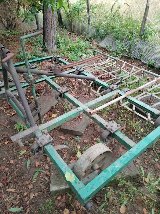 Kultywator z podwieszanymi bronami