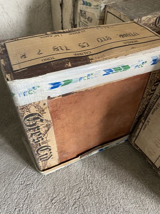 Plytki brazowe podlogowe 14m2