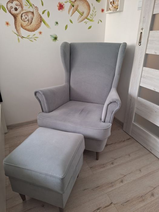 Fotel duży uszak z podnóżkiem pufa szary velvet