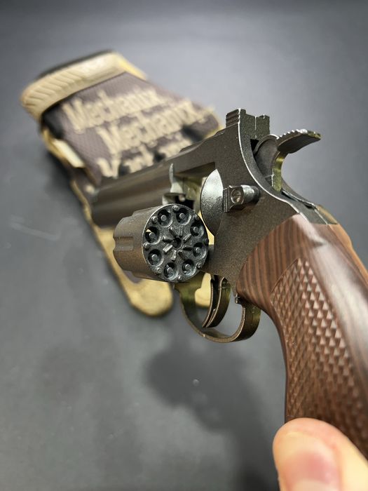 Металевий револьвер Taurus Magnug на пістонах