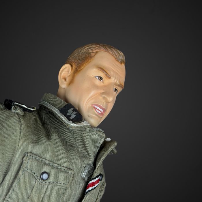 Figurka Dragon żołnierz Waffen SS w mundurze polowym 1/6 B51/110414