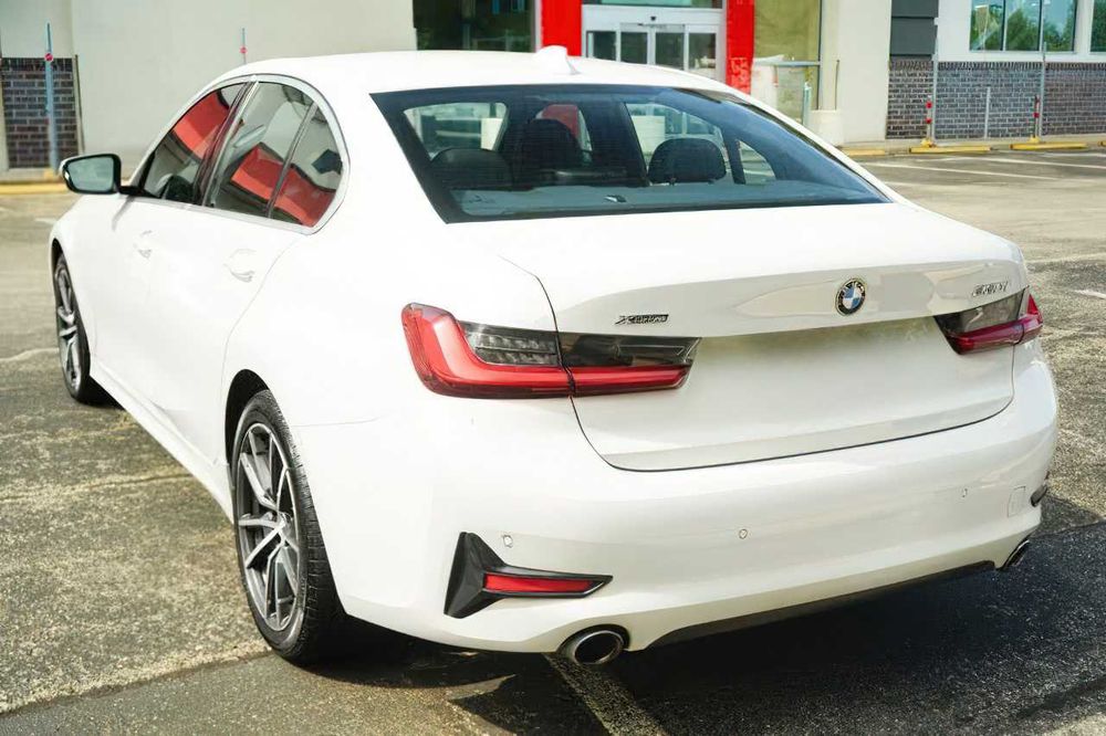 BMW 3 Series 330i xDrive      2020