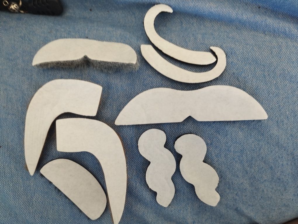 Chapéu mexicano pequeno, bigodes e cactos adesi