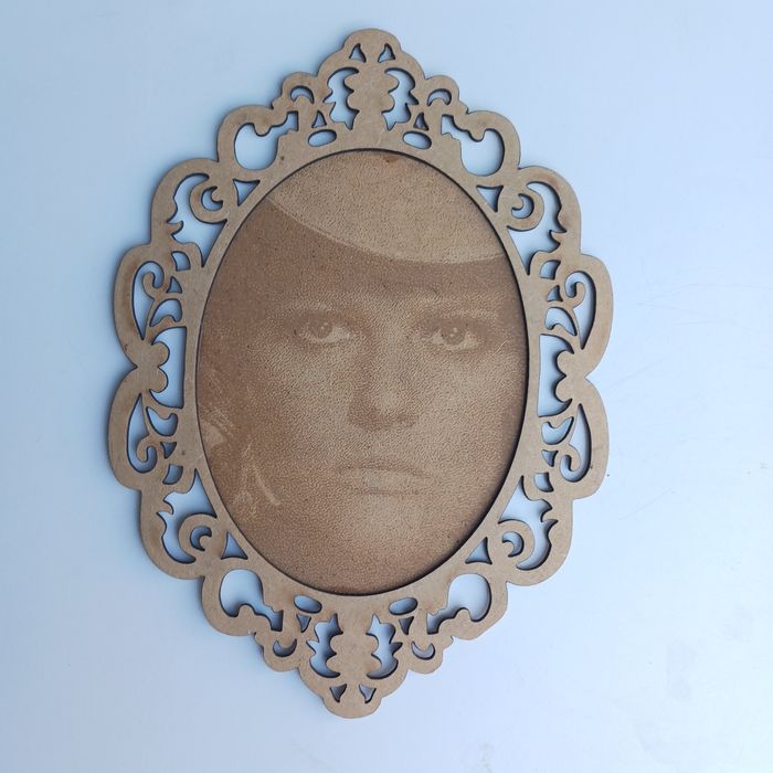 Quadros recortados em madeira