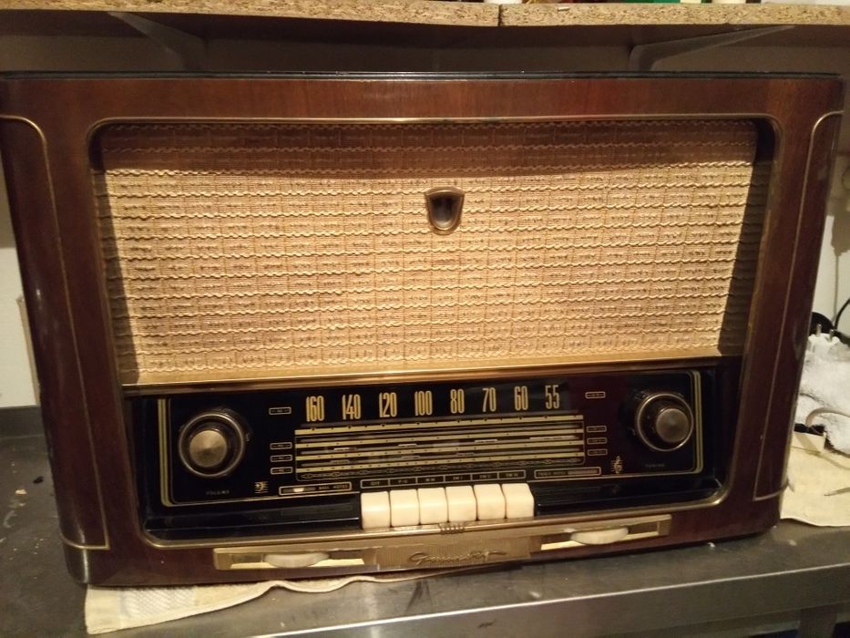 Radio grundig antigo