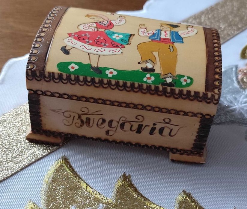 Ładna drewniana szkatułka Bułgaria stroje ludowe skrzyneczka drewno