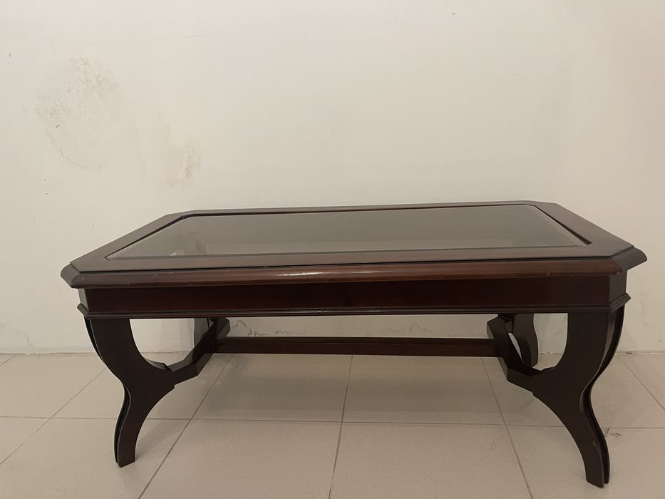 Mesa de centro em madeira com tampo de vidro fumado