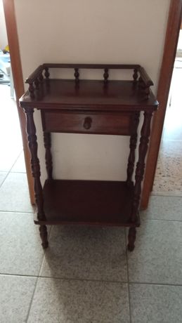 Mesa de telefone antiga em madeira maciça