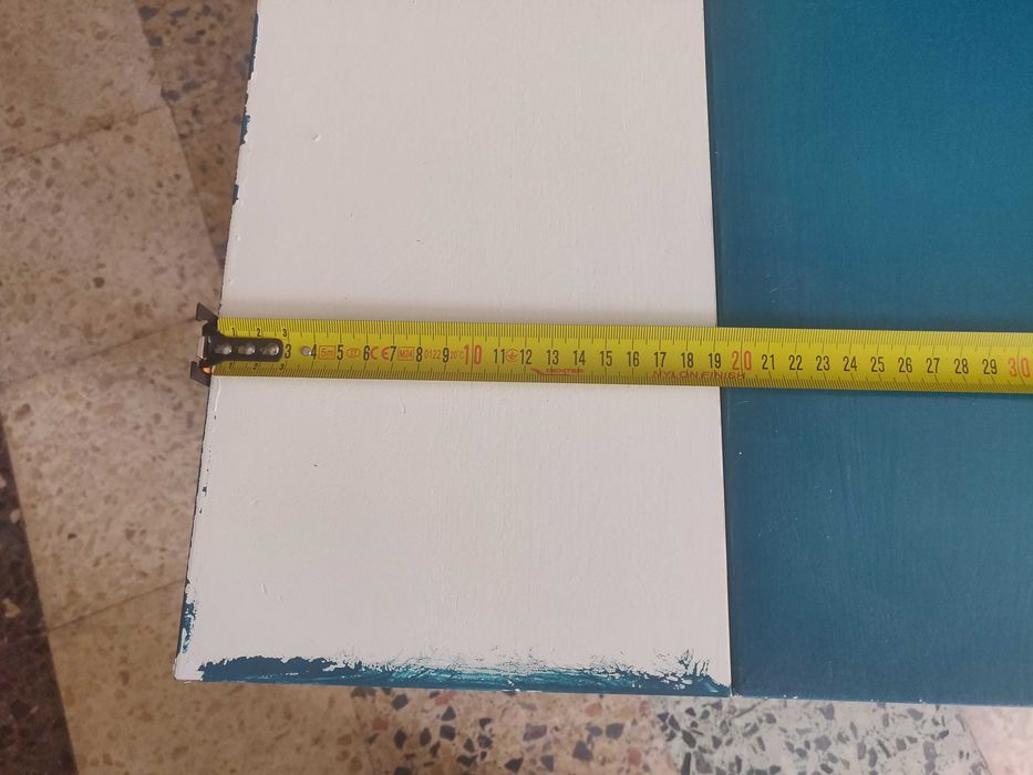 Mesa pintada de azul