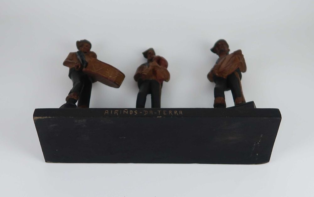 Airinos-da-terra - Grupo escultórico em madeira talhada