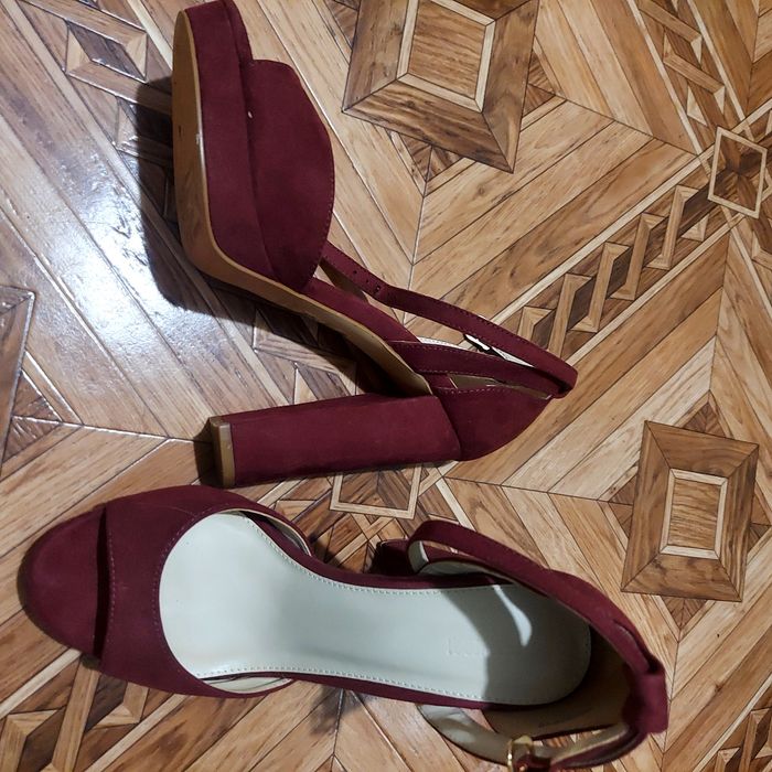 Босоножки новые цвет реальный