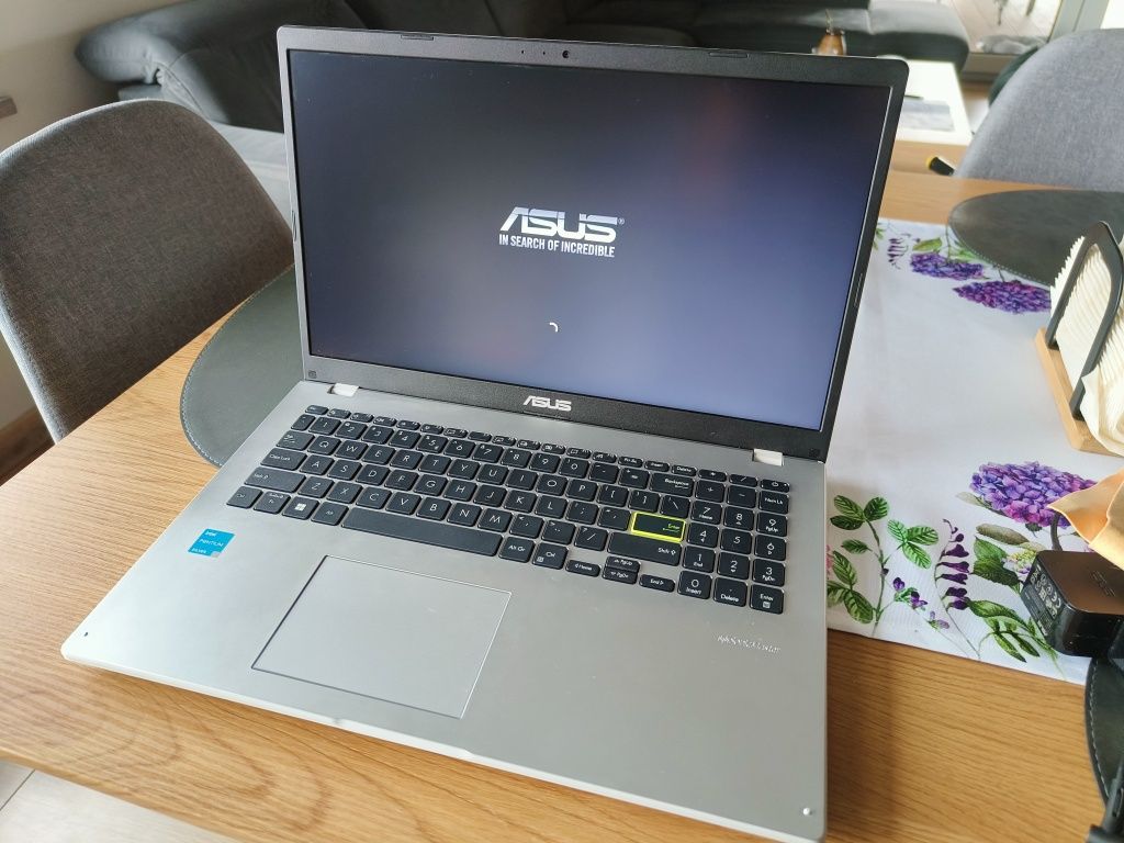 Laptop ASUS Vivobook E510KA BR147 - IDEALNY STAN, mało używany noteboo