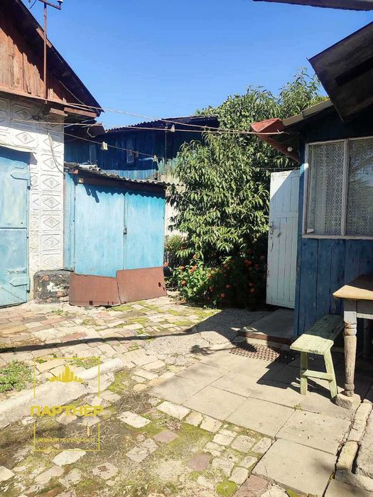 Продам  окрему  частину   будинку  у  нагірній частині Кременчука