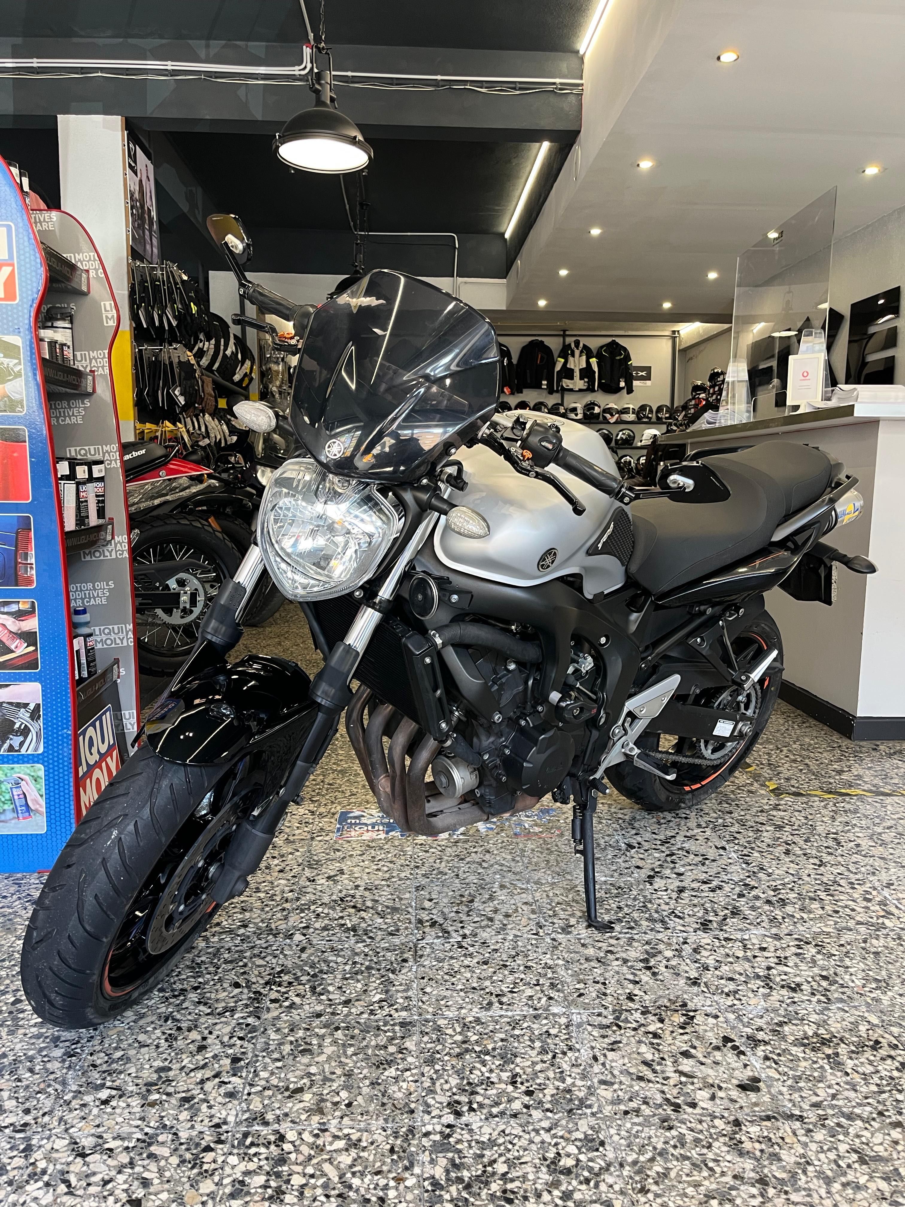 Yamaha FZ6N de 2009 com 37897 Kms, excelente estado, Varios Extras