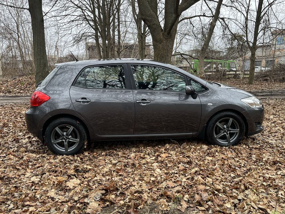 Тойота Auris 1.6 бензин