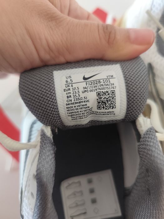 Nike Wmns Zoom Vomero 5