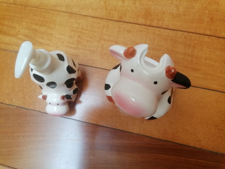 Conjunto WC (saboneteira + suporte para vassoura) em louça